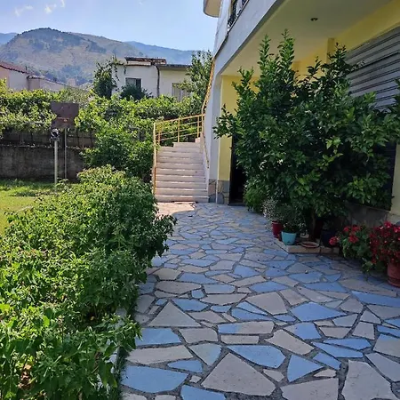 Appartement Cheerful 2 Bedroom With Free Parking. Gjirokastër