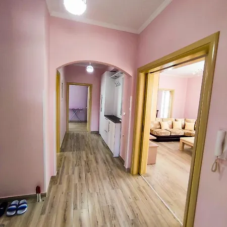 Διαμέρισμα Cheerful 2 Bedroom With Free Parking. *