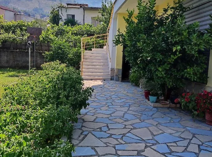 Lejlighed Cheerful 2 Bedroom With Free Parking. Gjirokastër