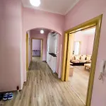 Apartment Cheerful 2 Bedroom With Free Parking. *