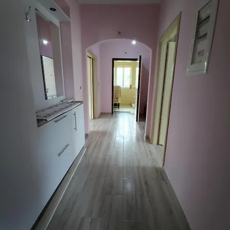 Cheerful 2 Bedroom With Free Parking. *
