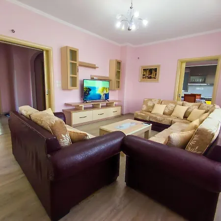 Cheerful 2 Bedroom With Free Parking. *