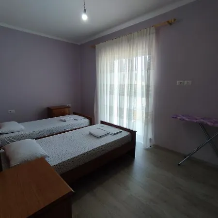 Apartment Cheerful 2 Bedroom With Free Parking.