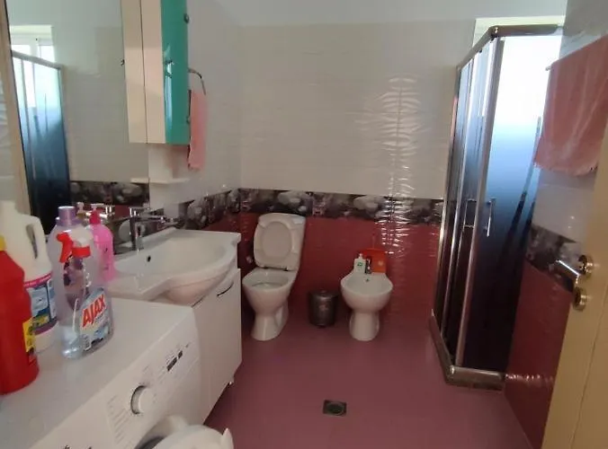 Apartment Cheerful 2 Bedroom With Free Parking.