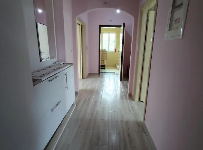 Cheerful 2 Bedroom With Free Parking. *