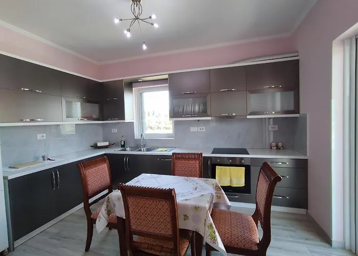 Cheerful 2 Bedroom With Free Parking. Apartmán