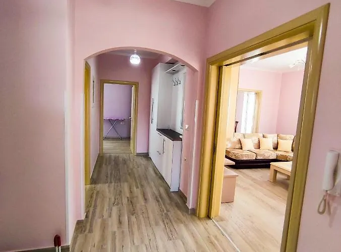 Apartmán Cheerful 2 Bedroom With Free Parking. *
